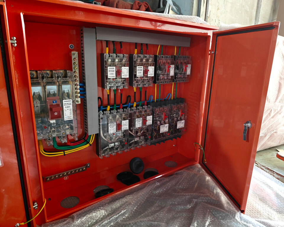 Hoe kunnen de normen voor stroomdistributie voor bouwplaatsen standhouden nu de mondiale infrastructuur steeds verder opwarmt? Ouyue Electric heeft een roestvrijstalen buitendeurbox met dubbele deur links en rechts met hoge bescherming gelanceerd