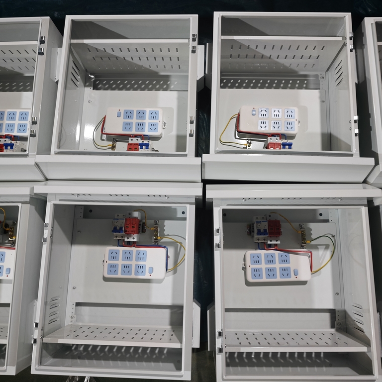 Massaproductie echte foto's van de regendichte buitenverdeelkast van Ouyue Electric: een volledig procesdisplay van plaatmetalen omhulsel tot volledige machineassemblage
