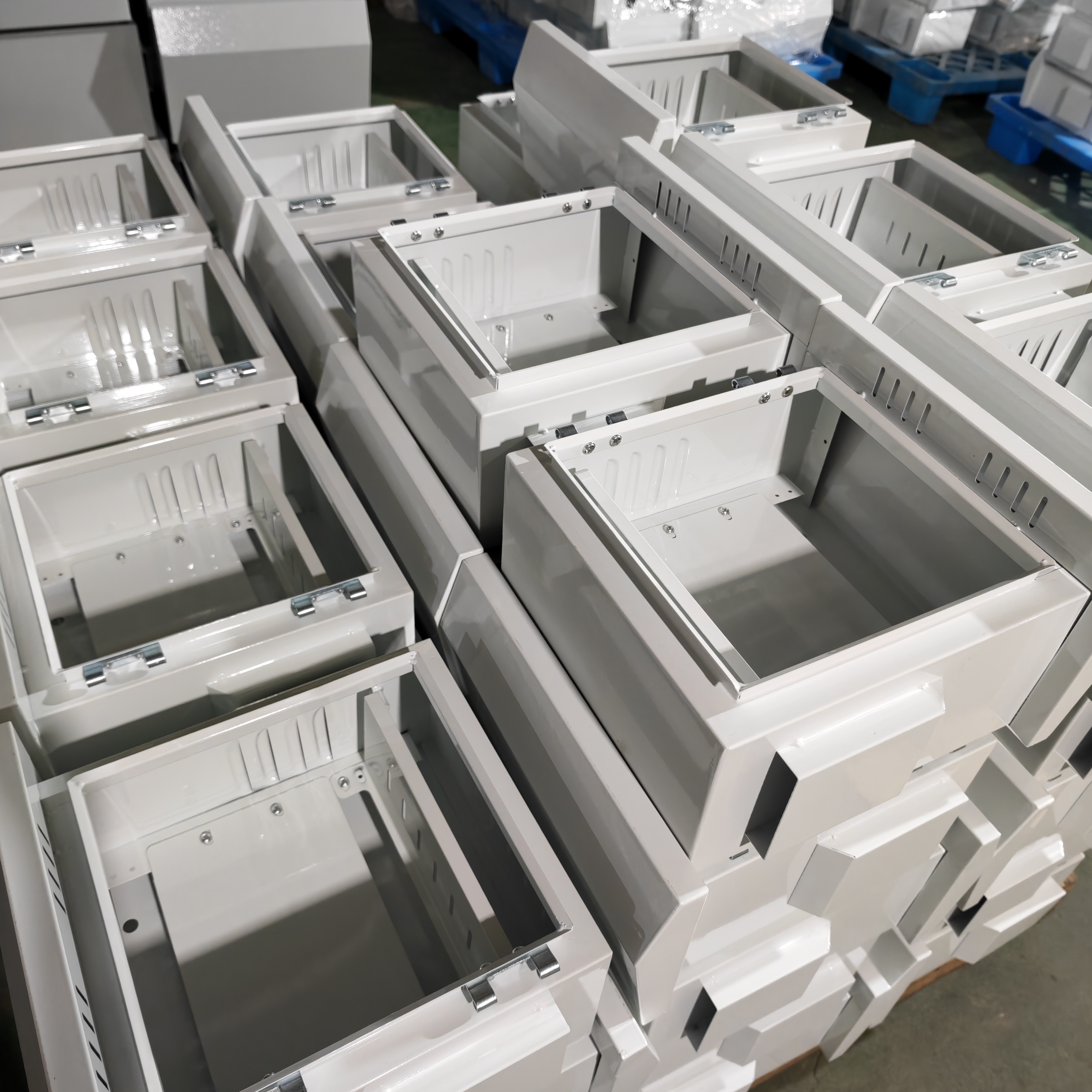 De regenbestendige monitoringboxen voor buiten van Ouyue Electric worden in batches geassembleerd en staan ​​op het punt om naar Brazilië te worden verzonden