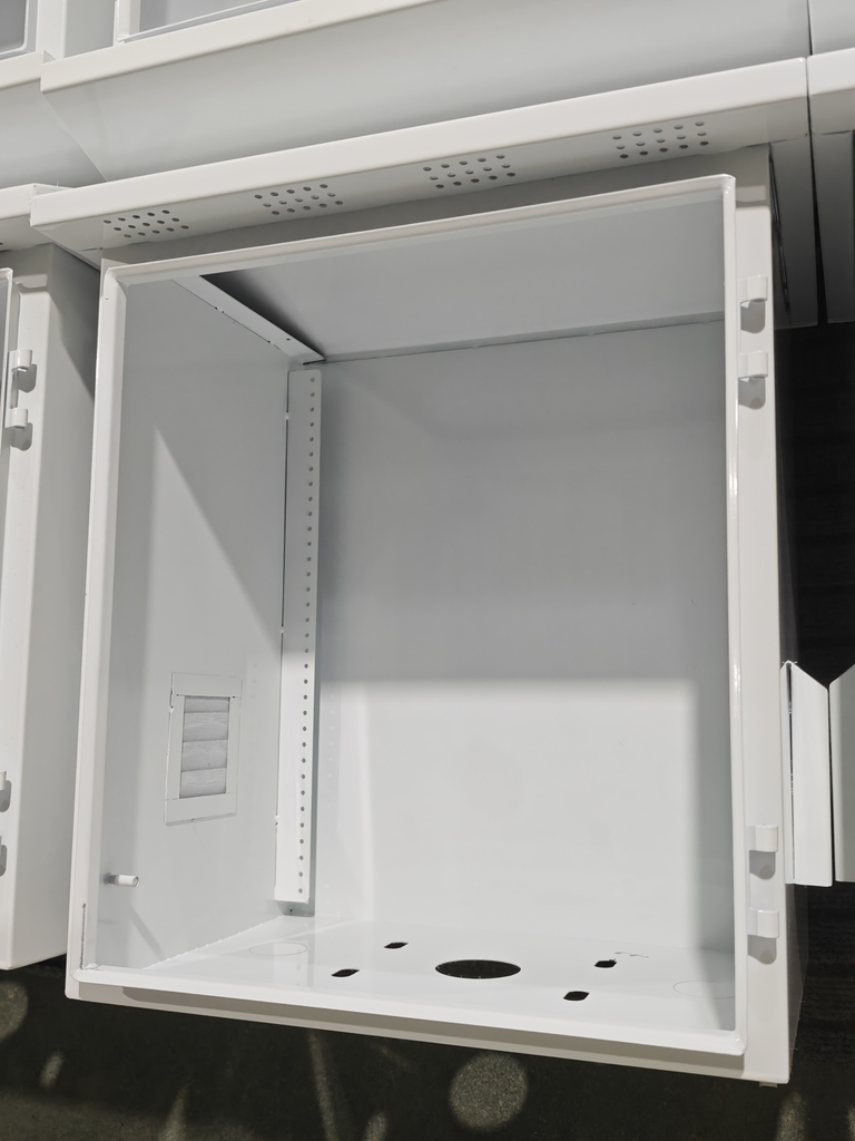 RVS verdeelkast met regenkap en insectenwerende ventilatie